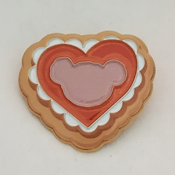 Disney Pin Trading HKDL Shellie May Heart Cookie Desserts Collection Pin - Picture 1 of 3